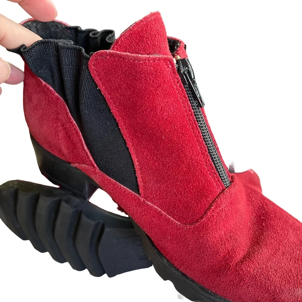 BARBO Red Suede ankle boot Booties with Front Zipper. Very Nice. Size 7